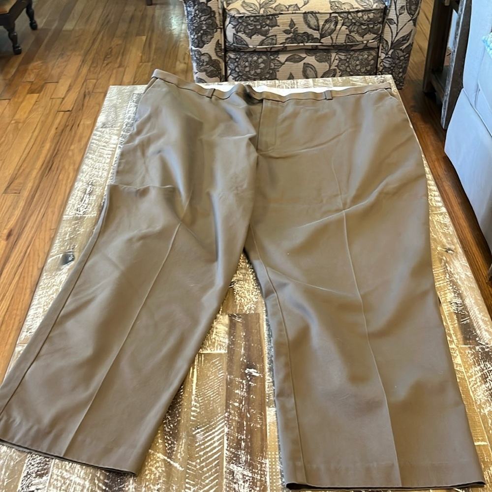 Men’s Roundtree and Yorke slacks. Brown. 50X30. Good condition. Flat front